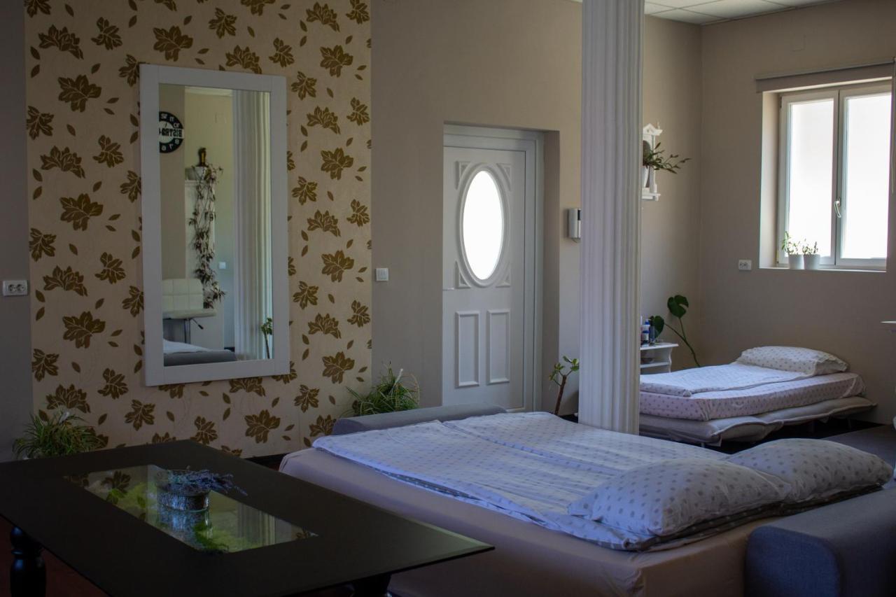Yox Apartment 1 Oradea Ngoại thất bức ảnh